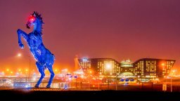 Едно летище, един мустанг и хиляди конспирации