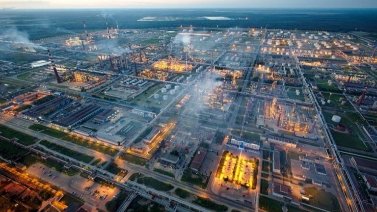 Втората най-голяма рафинерия в Русия спря работа след украинска атака с дронове