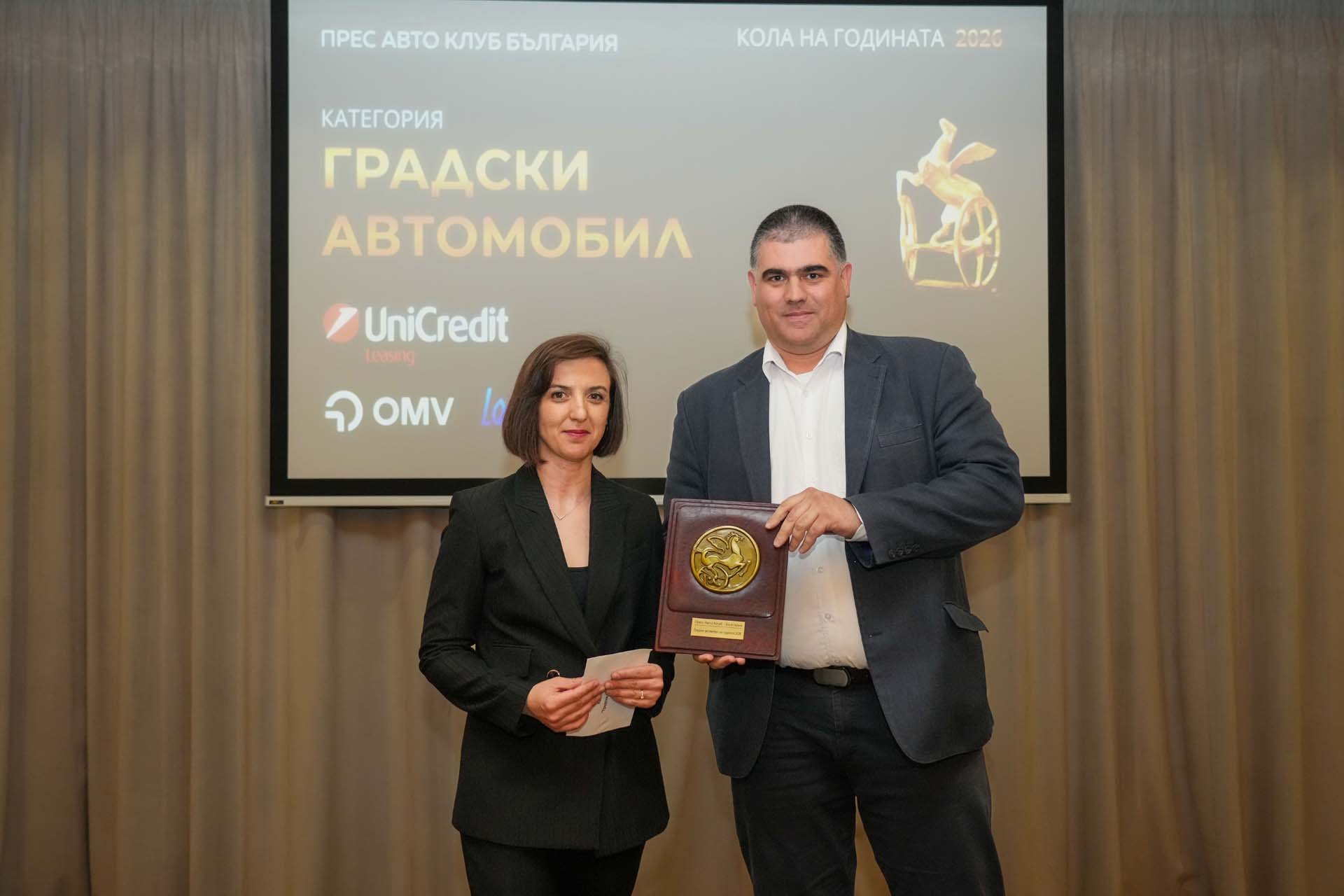 Лъчезар Росенов, маркетинг и PR-мениджър за FIAT в България, получи наградата за Grande Panda
