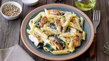 Вечеря само за 20 минути: Кремообразна паста с пиле, чесън и спанак