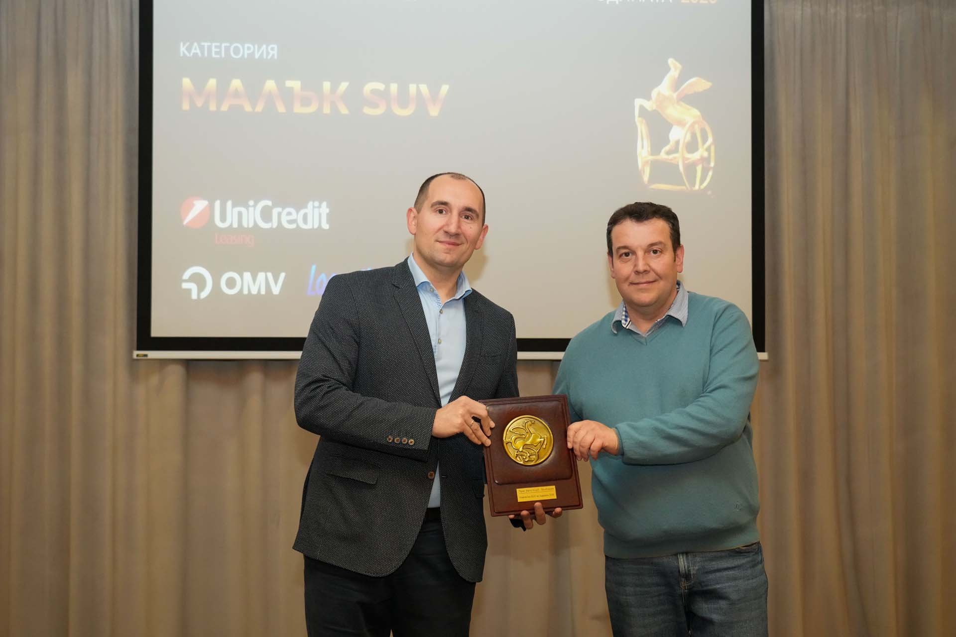 Нестор Несторов, бранд мениджър на леки автомобили Volkswagen, получи наградата за "Малък SUV" от автомобилния журналист Христомир Николов 