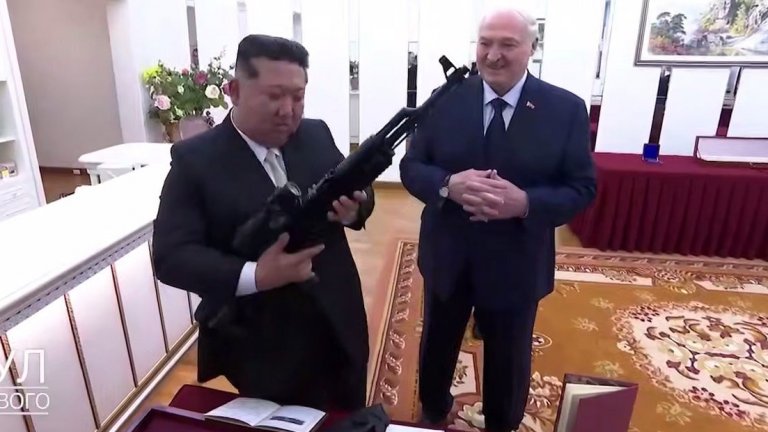 Лукашенко подари автомат на Ким Чен-ун, "в случай че се появят врагове“ (снимки/видео)