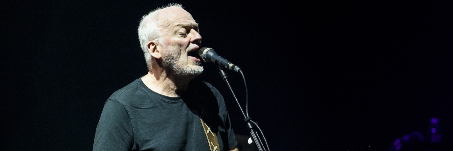 От уличен музикант се превръща в един от най-великите китаристи без нито един урок по китара