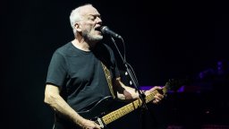 От уличен музикант се превръща в един от най-великите китаристи без нито един урок по китара