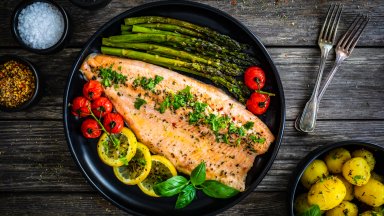 Пъстърва на фурна с лимон, чесън и зеленчуци