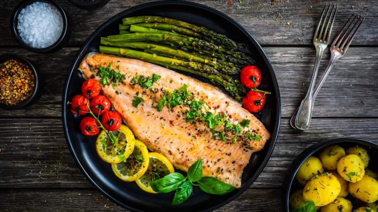 Пъстърва на фурна с лимон, чесън и зеленчуци