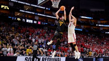 Ужасяващ гаф, колежански треньор пусна четирима вместо петима и отборът му отпадна