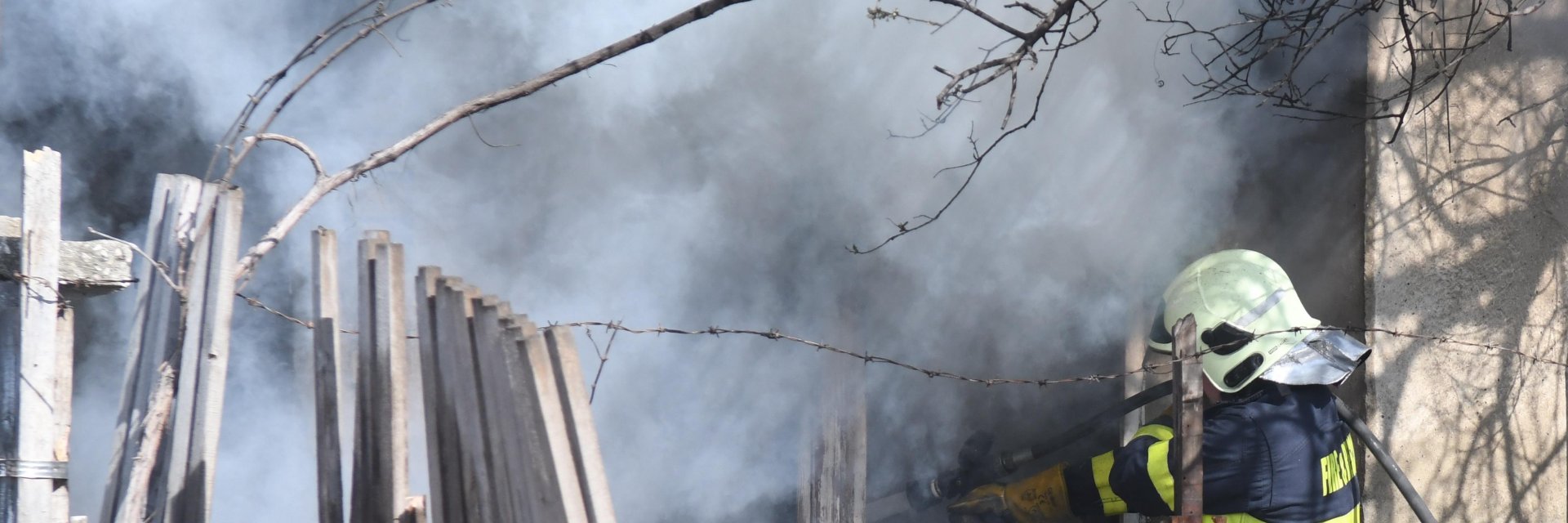 Пожар в къща зад голям търговски център във Варна (снимки)