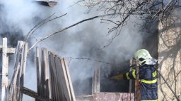 Пожар в къща зад голям търговски център във Варна (снимки)