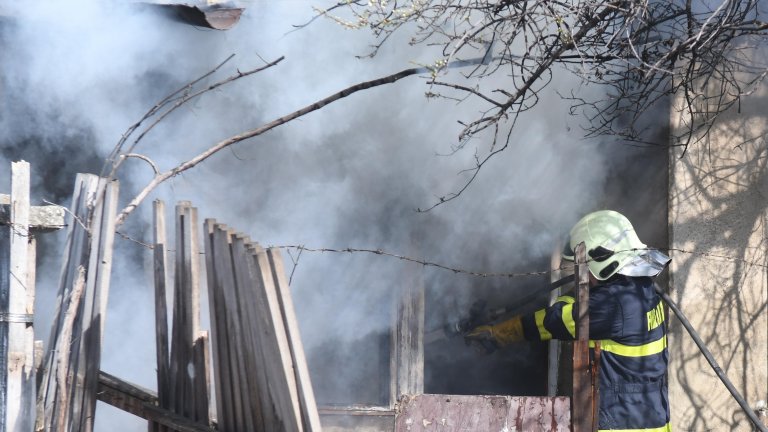 Пожар в къща зад голям търговски център във Варна (снимки)