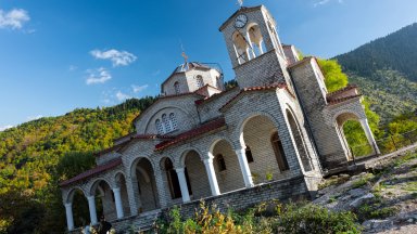 Наклонената гръцка църква, която "открадна" славата на кулата в Пиза (снимки/видео)