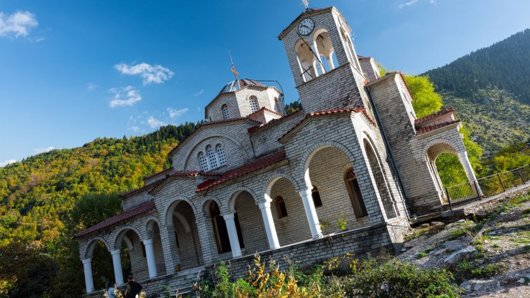 Наклонената гръцка църква, която "открадна" славата на кулата в Пиза (снимки/видео)