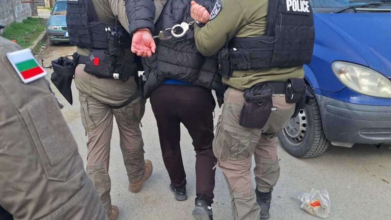 Спецакция "Купен вот" в Карнобат: 8 задържани и иззети над 13 000 евро (снимки)
