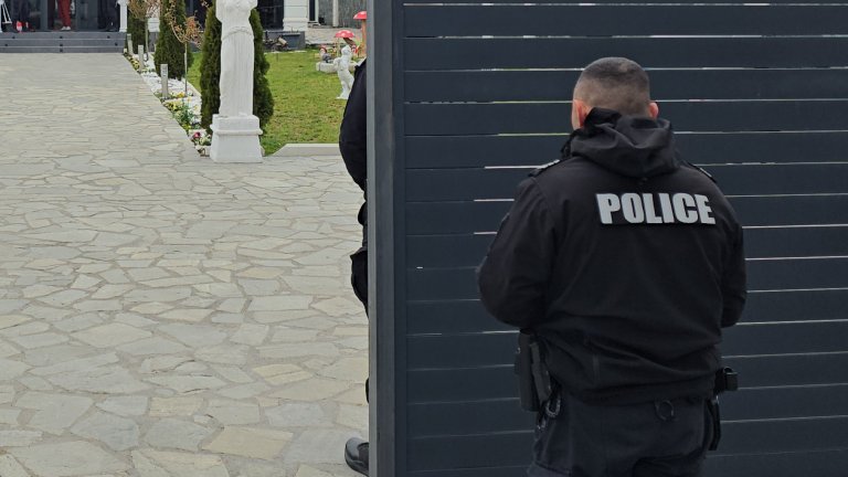Старозагорски полицаи съблякоха униформите си, за да спасят мъж от самоубийство