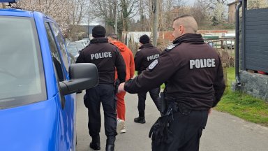 Арестуваха родителите на детето, което увисна от тераса на 8-ия етаж, оставено без надзор