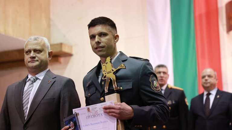 Наградиха най-добрите огнеборци, бургазлия стана "Пожарникар на годината" (снимки)