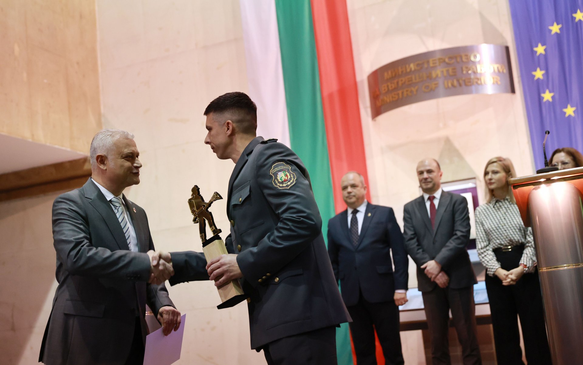 Министър Емил Дечев награждава комплексния победител в конкурса "Пожарникар на годината" главен инспектор Валентин Великов, ръководител на пожарна служба Бургас