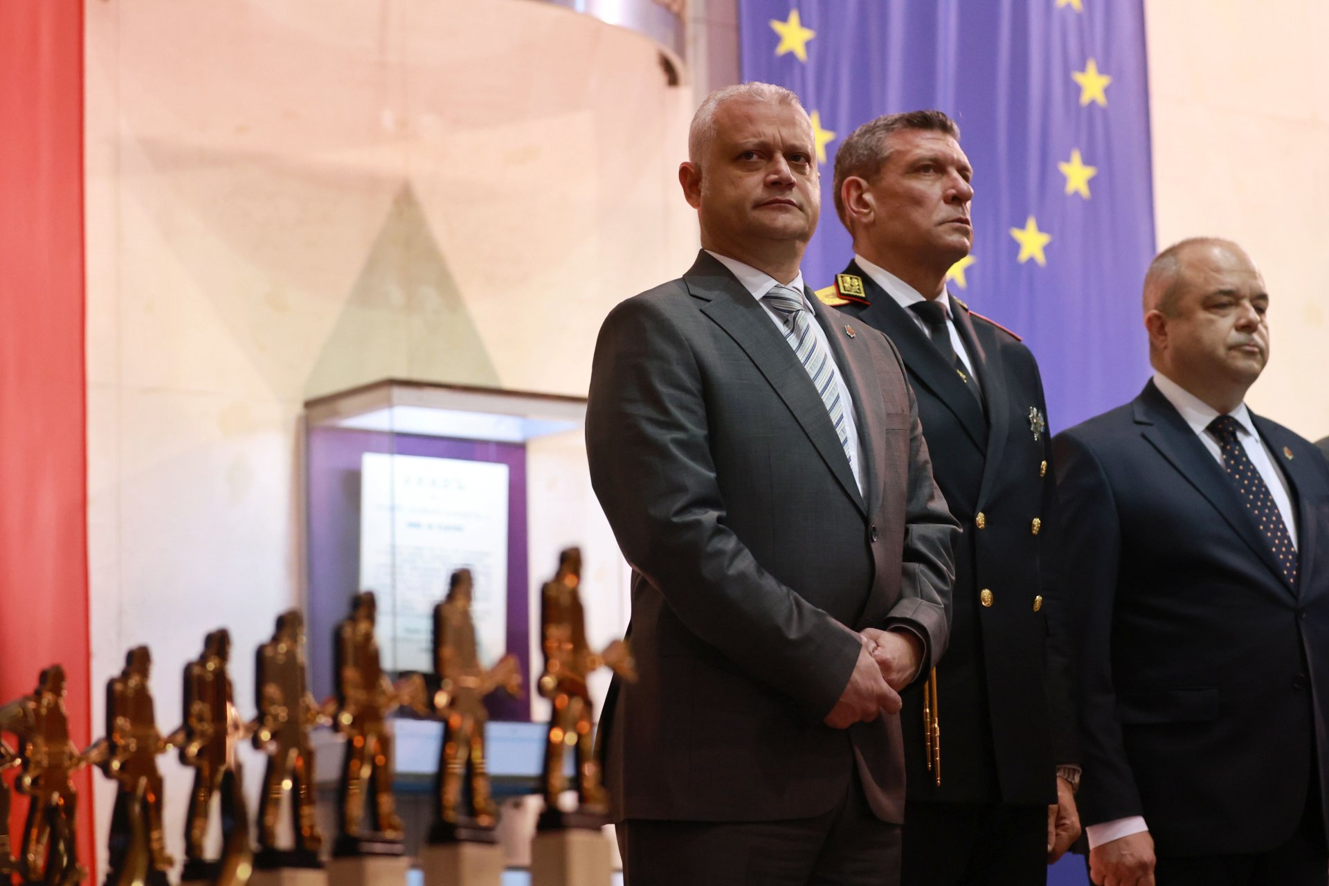 а снимката (от ляво надясно): служебният министър на вътрешните работи Емил Дечев, изпълняващият функциите главен секретар на МВР Георги Кандев и заместник-министърът на вътрешните работи Иван Анчев