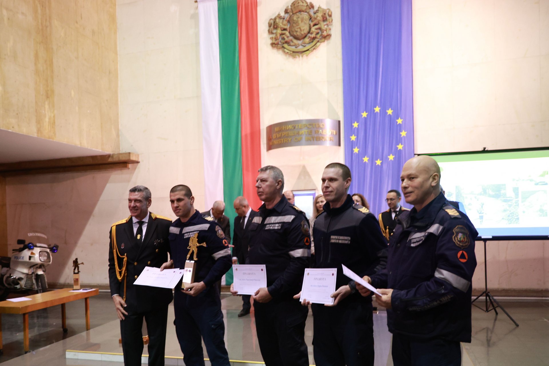 На снимката: изпълняващият функциите главен секретар на МВР Георги Кандев (вляво) връчва колективна награда на екипът на Районна служба — Несебър в състав Стефан Георгиев, Красимир Николов, Кирил Великов и Станислав Цветков