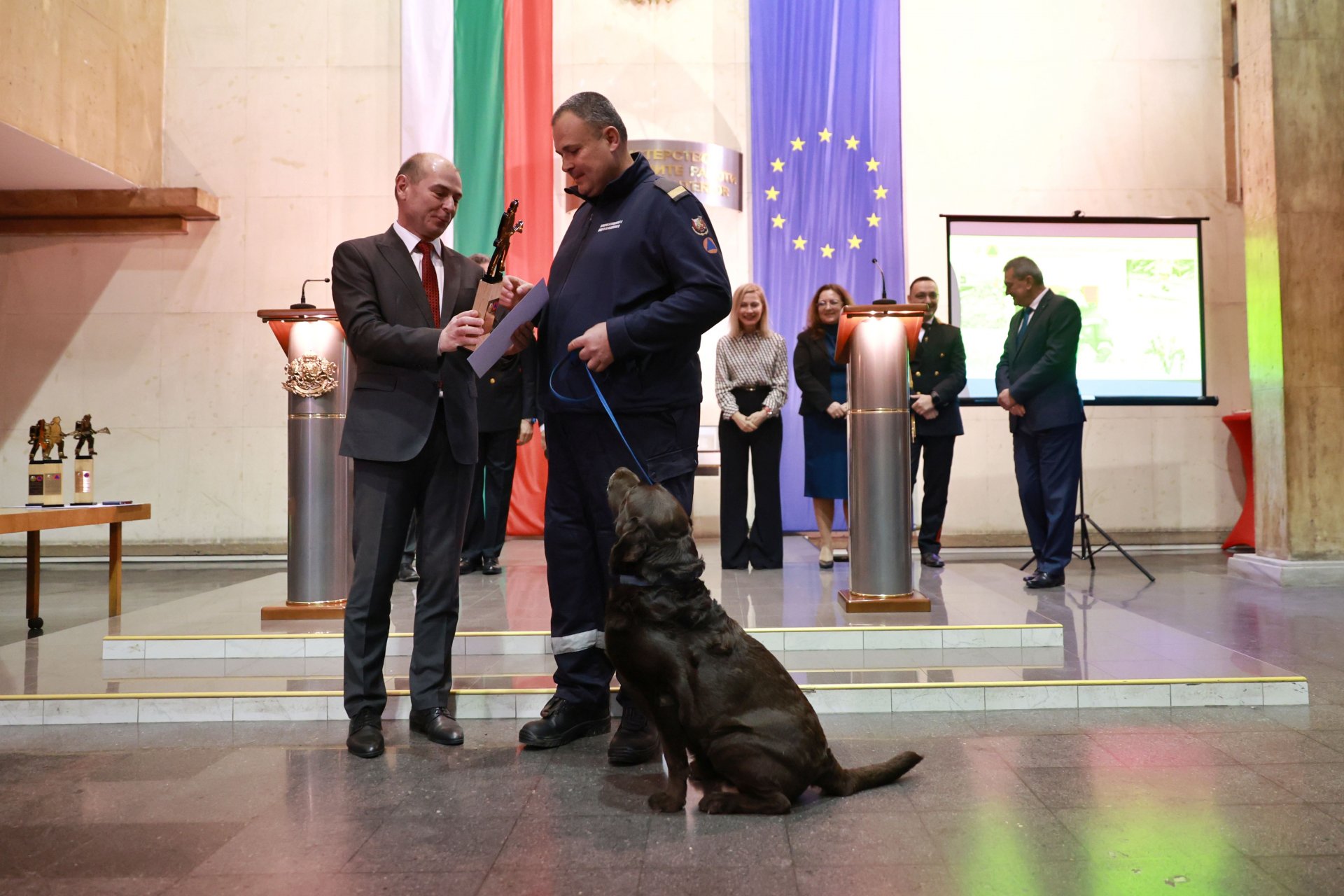 На снимката: отличие за мл. експ. Георги Костадинов и спасисетлното куче Гарет