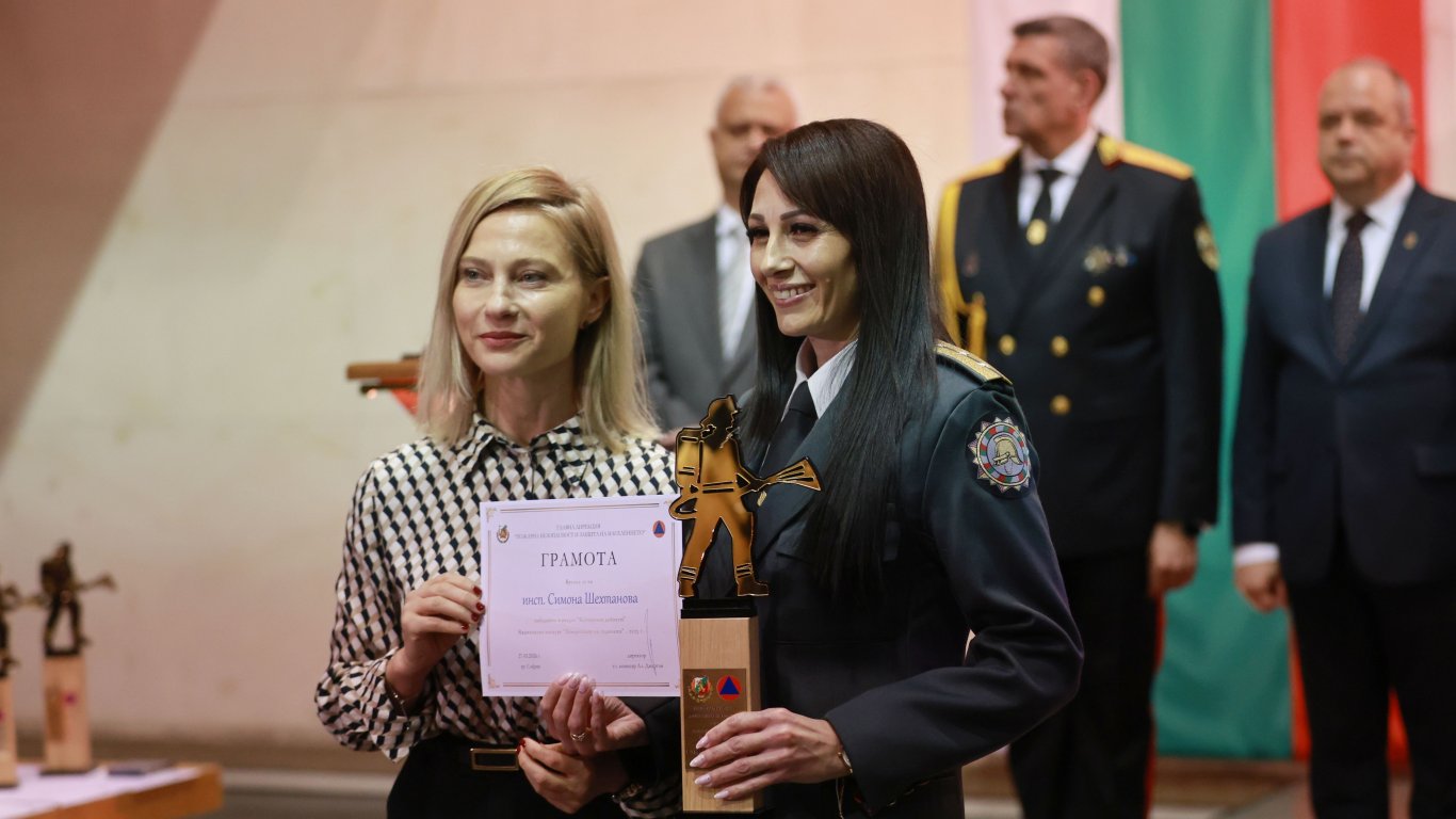 Отличие за инспектор Симона Шефтанова (вдясно)