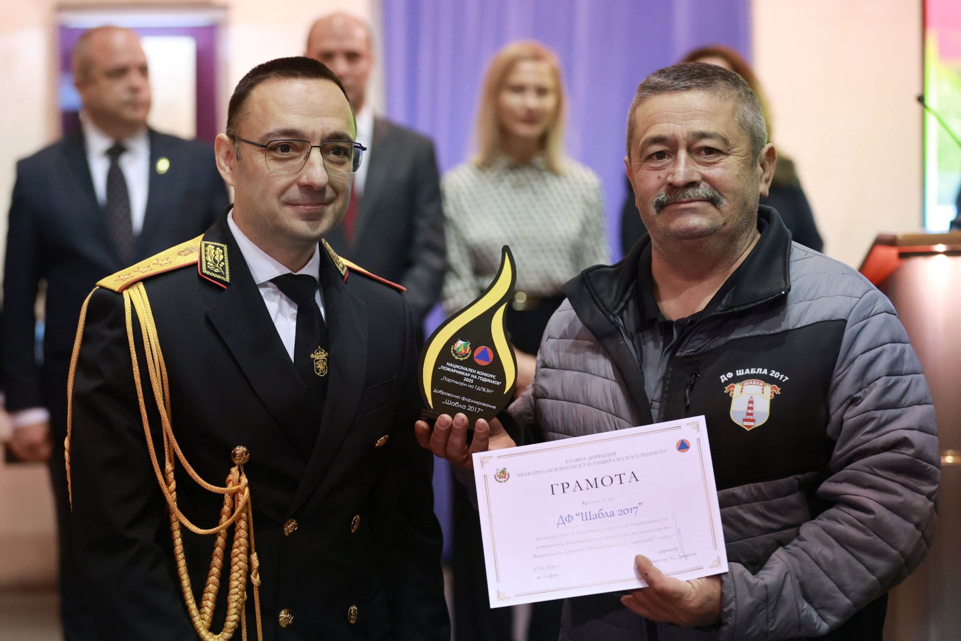  На снимката: директорът на ГДПБЗН главен комисар Александър Джартов (вляво) връчва отличие за ДФ "Шабла 2017"