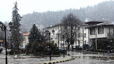 Пролетен обрат: Снежна приказка в Перник, Радомир и Кюстендил (снимки/видео)