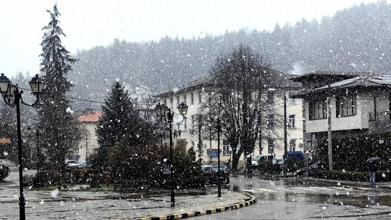 Пролетен обрат: Снежна приказка в Перник, Радомир и Кюстендил (снимки/видео)