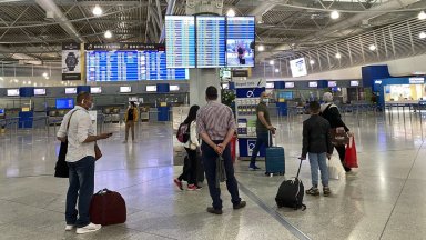 Арестуваха 19-годишен българин на летището в Атина за контрабанда на цигари