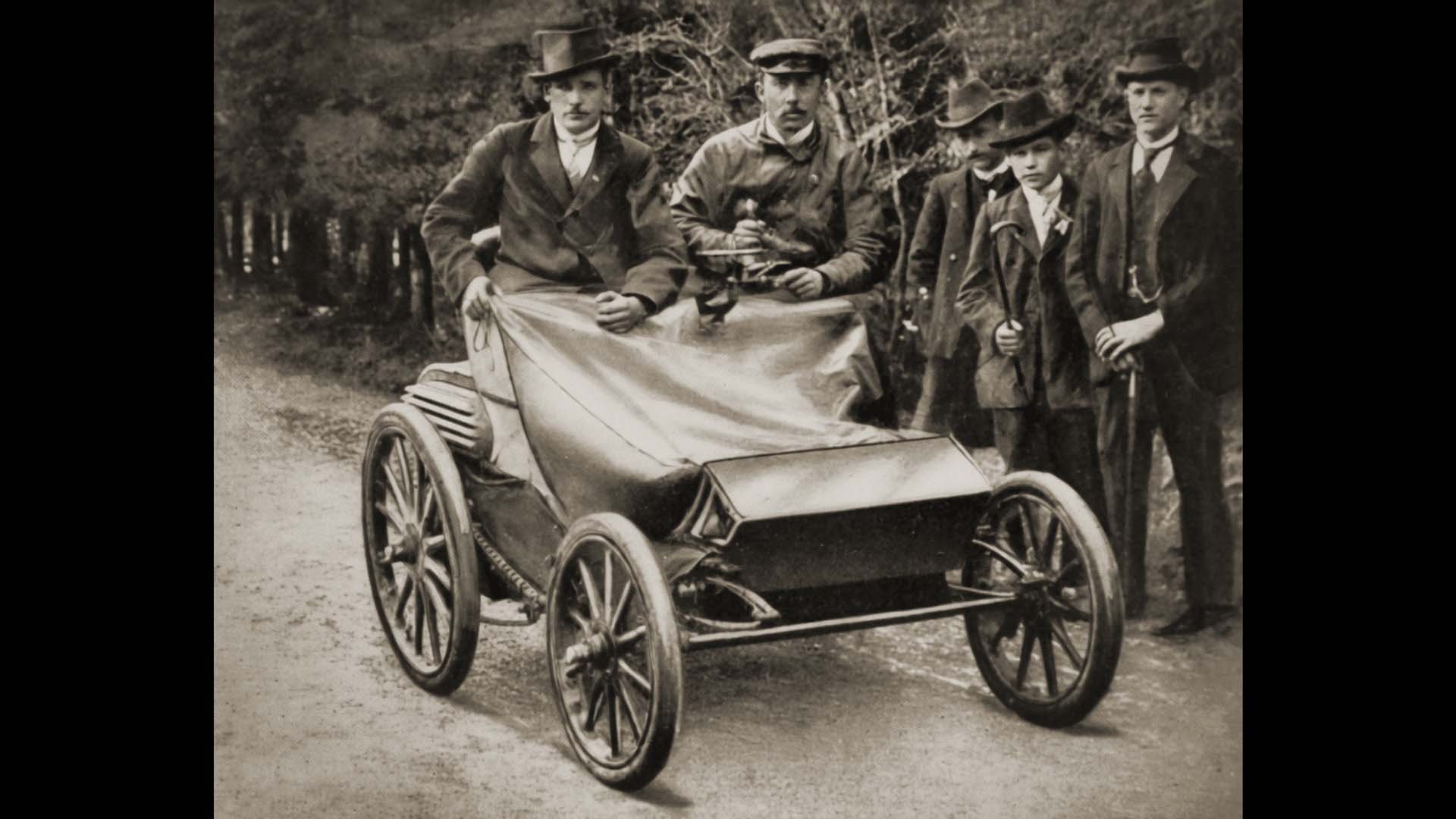 На 31 март 1901 г. Хайнрих Опел стартира с модифициран Opel Motorwagen и печели първото Планинско шосейно състезание на Кьонигсщул