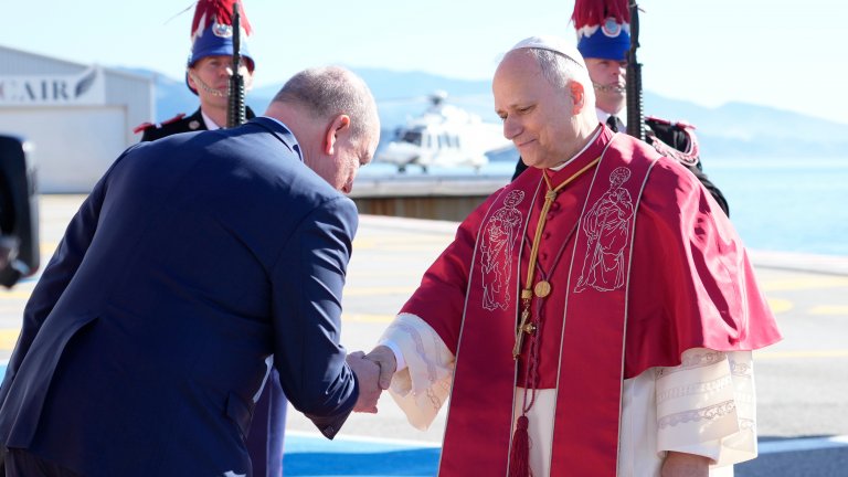 Папата на историческа визита в Монако, посрещнаха го с топовен салют (снимки)