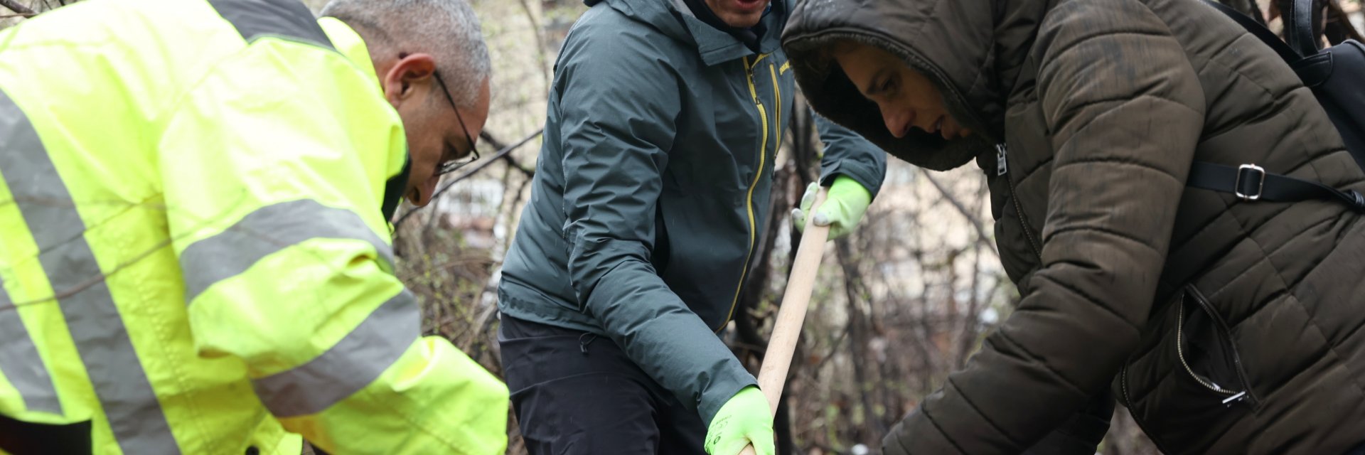 50 тона боклуци събраха в "Люлин" в първия ден от пролетното почистване в София (снимки)