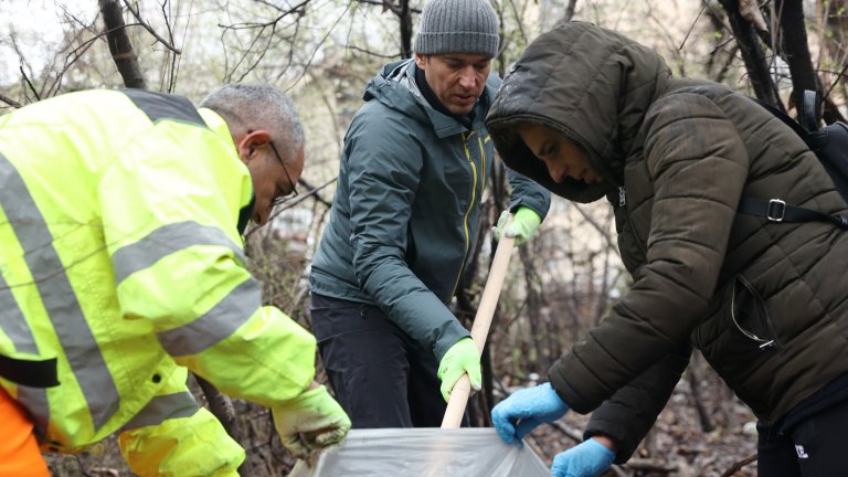 50 тона боклуци събраха в "Люлин" в първия ден от пролетното почистване в София (снимки)