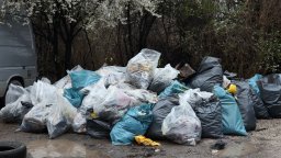 Събраха около 300 чувала отпадъци край река Какач в София