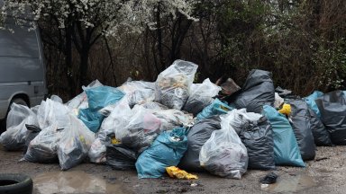 Събраха около 300 чувала отпадъци край река Какач в София