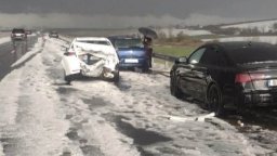 Порой, градушка и верижен сблъсък блокираха АМ "Хемус" край Шумен (снимки/видео)