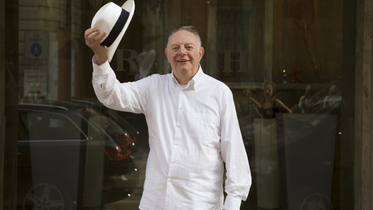 Изнасилват жена му, спират шоуто му, Ватикана обругава наградата му