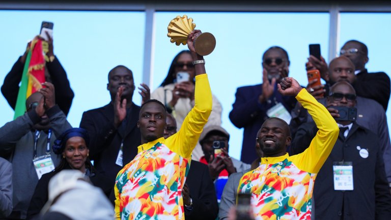 Напук на скандалите: Сенегал показа трофея в първия си мач след финала