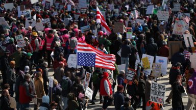 Милиони на протест "Без крале" в САЩ срещу войната в Близкия изток и Тръмп (снимки)