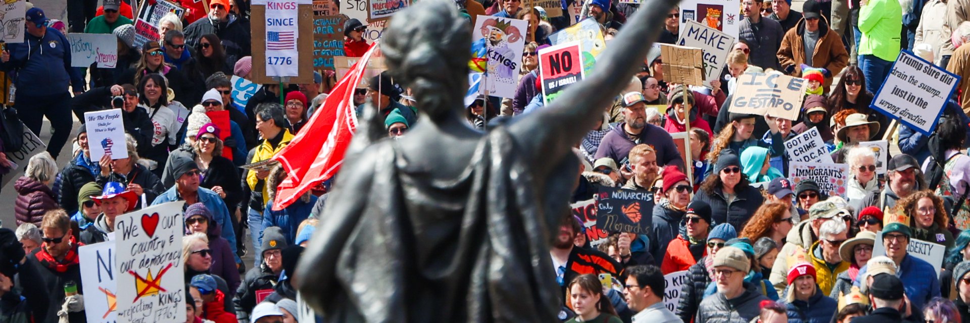 8 милиона американци заляха улиците при протести срещу политиката на Тръмп (снимки)