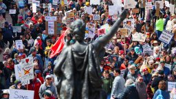 8 милиона американци заляха улиците при протести срещу политиката на Тръмп (снимки)
