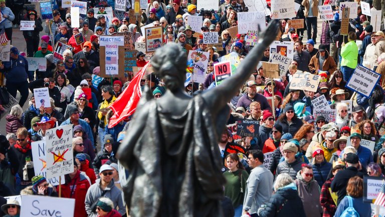 8 милиона американци заляха улиците при протести срещу политиката на Тръмп (снимки)