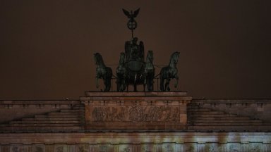 Светът потъна в тъмнина за час, за да отбележи "Часът на Земята" (снимки)