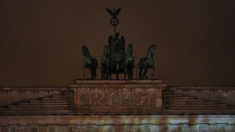 Светът потъна в тъмнина, за да отбележи "Часът на Земята" (снимки)