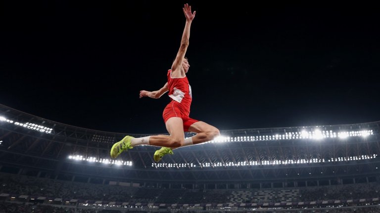 Летящият Божидар: Едно двуметрово българско "изключение" с деветметрова мечта 