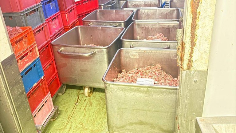 Предотвратиха преетикирането на 6 тона меса с изтекъл срок на годност