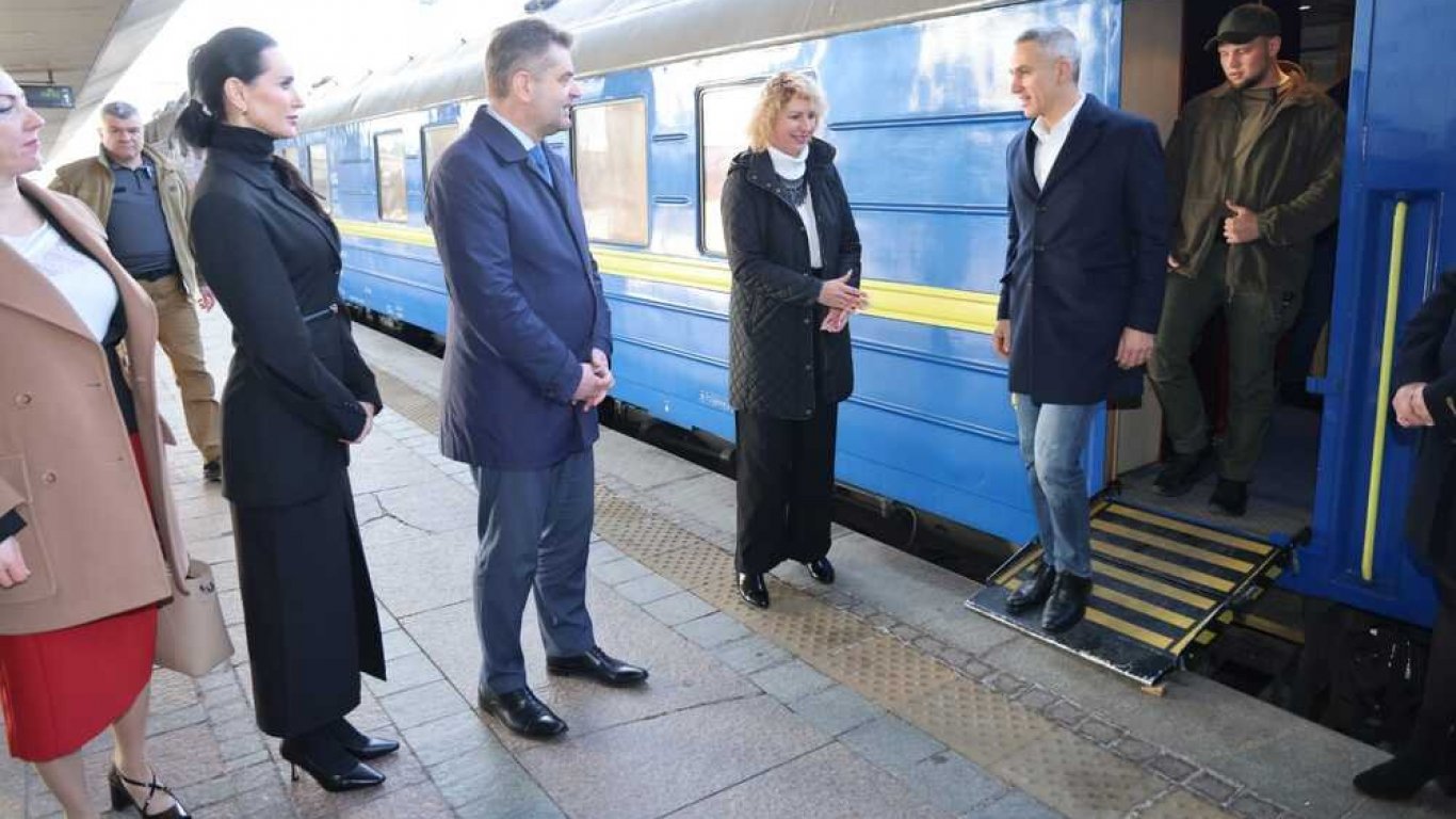 Гюров и петима министри са в Украйна за срещи със Зеленски, Свириденко и Стефанчук (снимки)