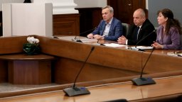 Показаха какви ще са еднаквите паравани вместо "тъмните стаички" за изборите (снимки/видео)