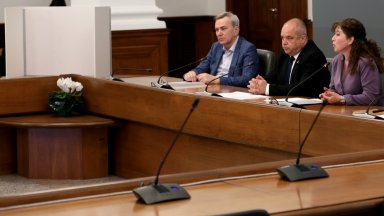 Показаха какви ще са еднаквите паравани вместо "тъмните стаички" за изборите (снимки/видео)