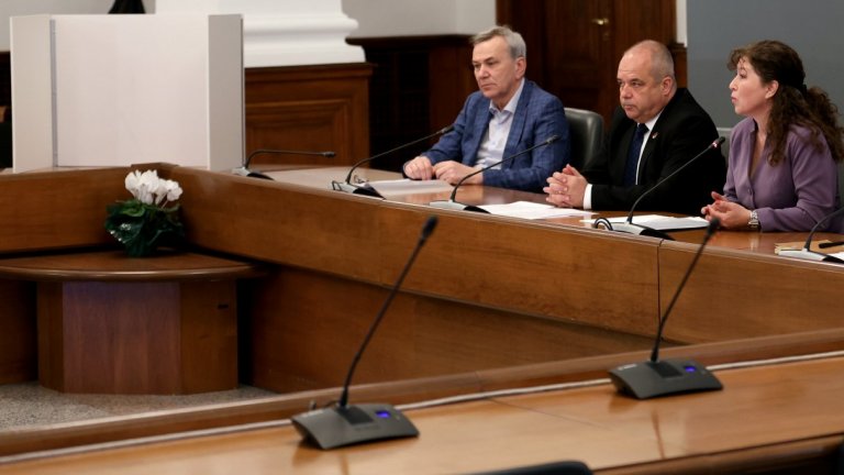 Показаха какви ще са еднаквите паравани вместо "тъмните стаички" за изборите (снимки/видео)